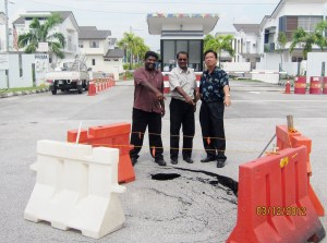 Councillor Santokh Singh, Councillor Pulanthran and RA Chairman Kong Kok Meng were inspecting the sinkhole right in front of PP8a main entrance