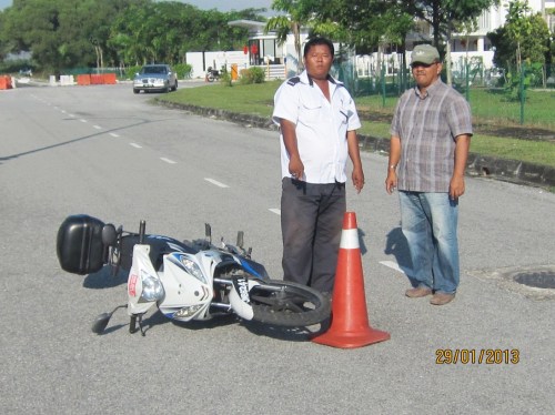 Guard Marzuki replay the scence where he felt from his motor when crossing over the depression last night
