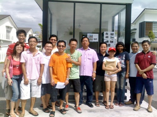 8A 居民协会总动员在 11/12/2011星期天早上沿户拜访197家屋主徵求签署85%以上的篱墙保卫同意书