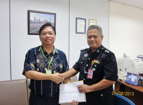 Mr Kong handed over petition to Sepang OCPD Supt Imran Abd Rahman