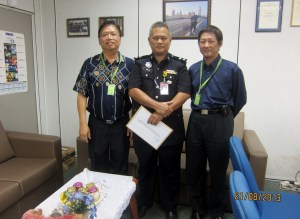 Gabungan Secretary Terence,  Gabungan President Kong and OCPD Supt Imran